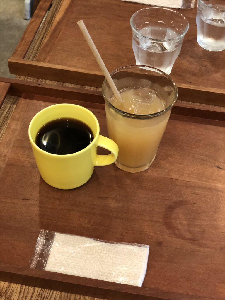 ホットコーヒーとりんごジュース