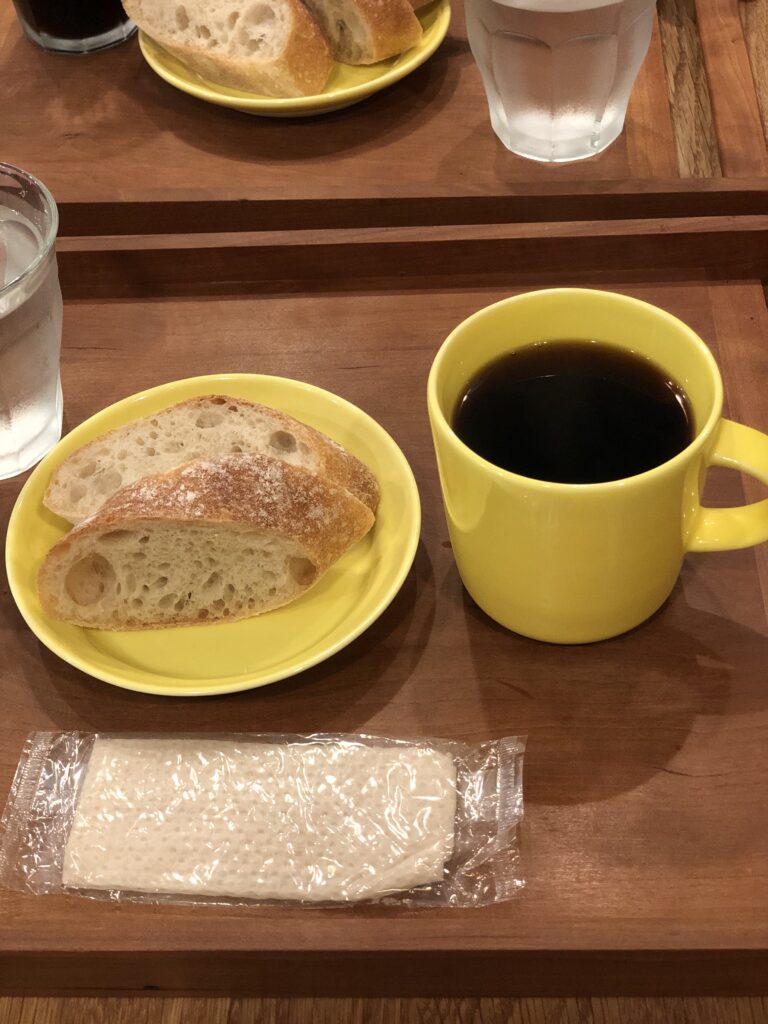 ホットコーヒーとバゲット