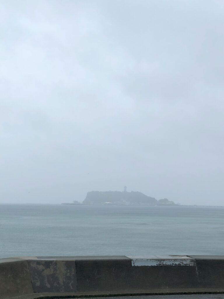 煙る江ノ島